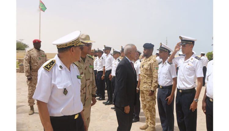 وزير الدفاع يؤكد ضرورة تطوير قدرات البحرية الوطنية
