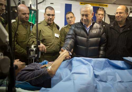 نتنياهو يزور أحد جرحا المعارضة السورية في المستشفى